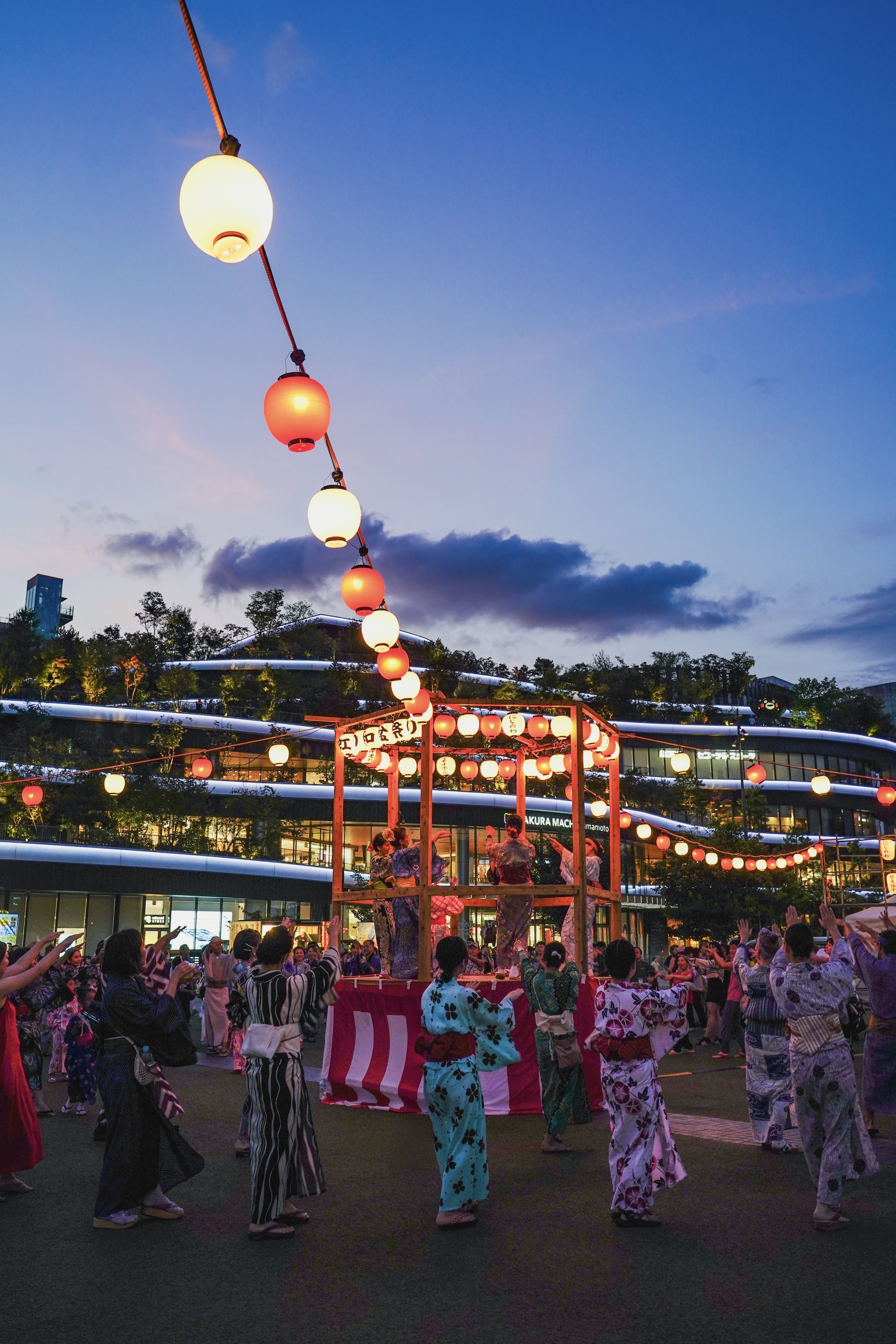 虹の和盆祭り 提灯と踊り手たち